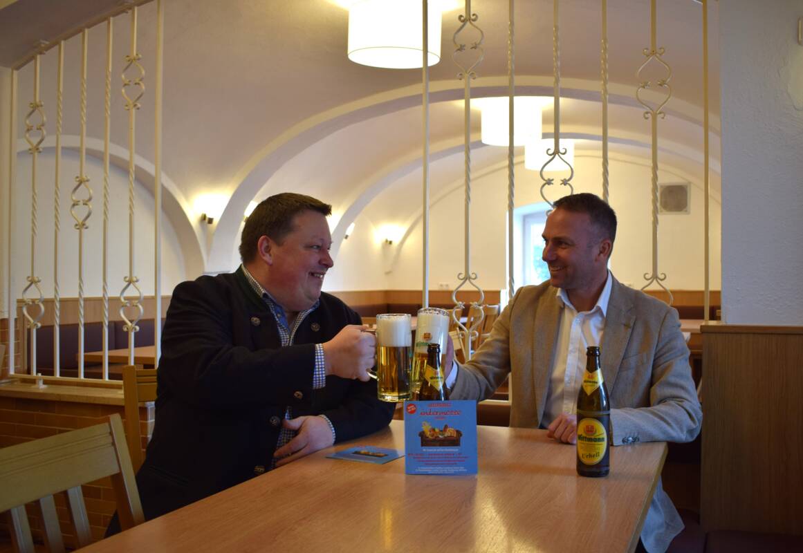 Bürgermeister Armin Grassinger (r.) und Jürgen Geiger stoßen auf die Zusammenarbeit an.